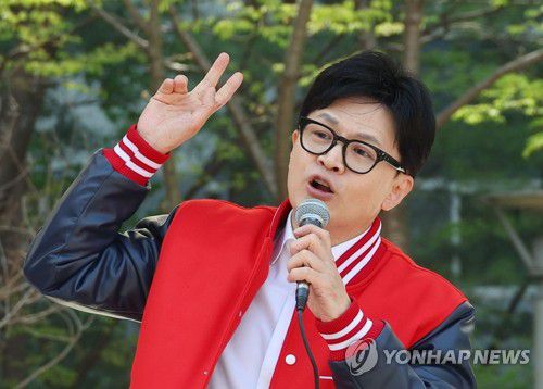 왕십리 지원유세 나선 한동훈 비대위원장(서울=연합뉴스) 한종찬 기자 = 국민의힘 한동훈 비상대책위원장 겸 총괄 선거대책위원장이 9일 서울 왕십리역 광장에서 윤희숙, 이혜훈 후보의 지지를 호소하고 있다. 2024.4.9 saba@yna.co.kr