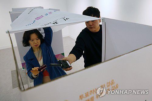 총선 D-1 투표소 불법카메라 점검[연합뉴스 자료사진]