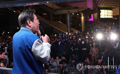 더불어민주당 '피날레' 유세(서울=연합뉴스) 신준희 기자 = 더불어민주당 이재명 대표 등이 9일 용산역 앞 광장에서 열린 '정권심판, 국민승리 총력 유세'에서 발언을 하고 있다. 2024.4.9 hama@yna.co.kr