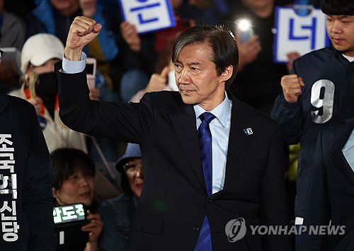 지지 호소하는 조국 대표(서울=연합뉴스) 김인철 기자 = 제22대 국회의원선거를 하루 앞둔 9일 오후 조국혁신당 조국 대표가 서울 종로구 세종문화회관 앞에서 지지를 호소하고 있다. 2024.4.9 yatoya@yna.co.kr