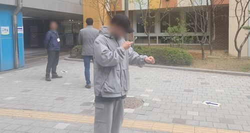 인증사진 찍는 유권자 (화성=연합뉴스) 강영훈 기자 = 22대 총선일인 10일 경기도 화성시의 한 투표소에서 남성 유권자가 투표 인증사진을 찍고 있다.