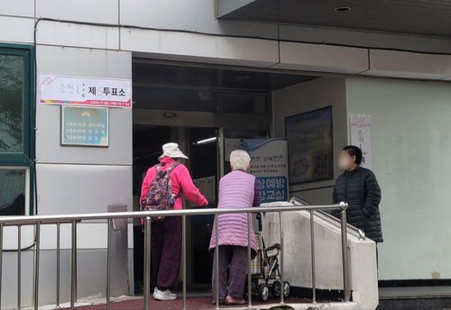 투표소 찾는 어르신 유권자 (수원=연합뉴스) 김솔 기자 = 22대 총선일인 10일 오전 경기도 수원시 장안구의 한 투표소에 어르신 유권자들이 입장하고 있다.