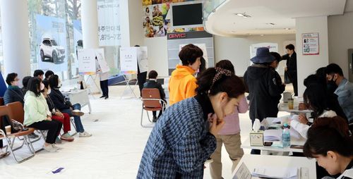 투표소로 변신한 수입차 판매 영업소(인천=연합뉴스) 손현규 기자 = 제22대 국회의원을 뽑는 선거 날인 10일 인천시 미추홀구 수입차 판매 영업소에 마련된 투표소에서 유권자들이 투표하고 있다. 2024.4.10