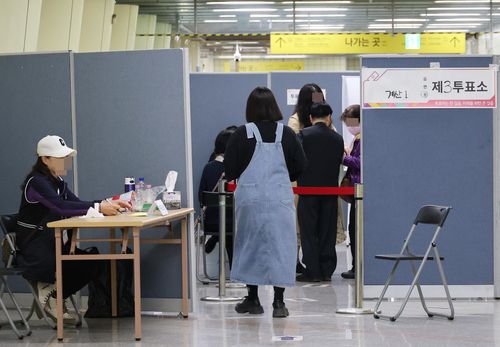 지하철역에서 찍는 '한 표'(인천=연합뉴스) 최은지 기자 = 4·10 총선이 치러진 10일 오전 인천시 계양구 경인교대입구역 지하 1층 대합실에 마련된 계산1동 제3투표소에 유권자들이 들어서고 있다. 2024.4.10