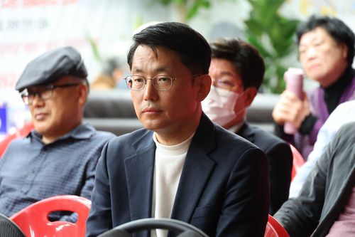 출구조사 지켜보는 무소속 대구 중남구 도태우 후보[촬영 박세진]