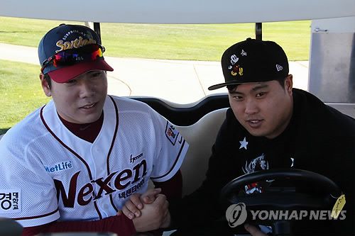 한국프로야구 MLB 직행 1,2호 류현진과 강정호(서프라이즈<미국 애리조나주>=연합뉴스) 장현구 특파원 = 한국프로야구에서 미국프로야구로 직행한 1,2호인 왼손 투수 류현진(28.로스앤젤레스 다저스)과 강정호(28.피츠버그 파이리츠)가 17일(현지시간) 미국 애리조나주 서프라이즈 스타디움에서 열린 프로야구 넥센 히어로즈 스프링캠프에서 만났다.     두 선수는 이날 저녁 식사를 함께 하며 메이저리그에 관한 정보를 공유했다. 2015.1.18 cany9900@yna.co.kr