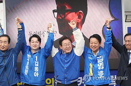 지원유세 중인 이재명 대표 (서울=연합뉴스) 신준희 기자 = 더불어민주당 이재명 대표가 8일 홍제역 앞에서 김동아, 김영호 후보 지원 유세를 하고 있다. 2024.4.8 hama@yna.co.kr