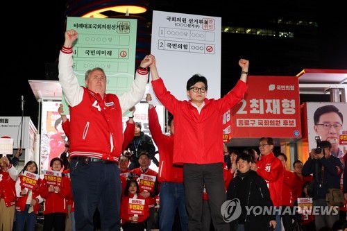 파이널 유세 나선 한동훈과 인요한(서울=연합뉴스) 한종찬 기자 = 국민의힘 한동훈 비상대책위원장(오른쪽)과 국민의미래 인요한 선거대책위원장이 9일 서울 중구 청계광장에서 열린 '국민의힘으로 대한민국살리기' 22대 총선 파이널 총력 유세에서 지지를 호소하고 있다. 2024.4.9 saba@yna.co.kr