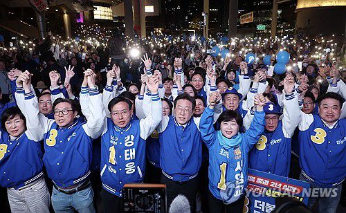 더불어민주당 '피날레' 유세 퍼포먼스(서울=연합뉴스) 신준희 기자 = 더불어민주당 이재명 대표 등이 9일 용산역 앞 광장에서 열린 '정권심판, 국민승리 총력 유세'에서 퍼포먼스를 하고 있다. 2024.4.9 [공동취재] hama@yna.co.kr