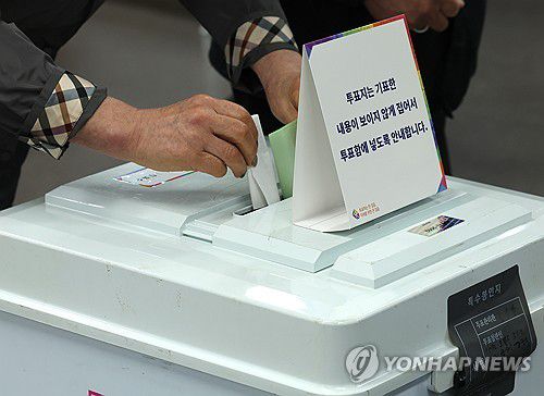 새벽부터 투표 나선 유권자들(제주=연합뉴스) 박지호 기자 = 제22대 국회의원선거일인 10일 오전 제주도의회 의원회관에 마련된 연동 제1투표소에서 유권자들이 투표하고 있다. 2024.4.10 jihopark@yna.co.kr