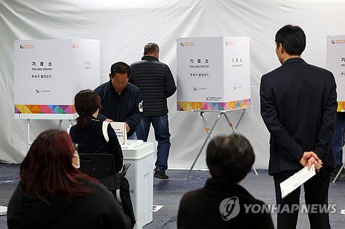 22대 총선, 투표하는 유권자들(춘천=연합뉴스) 양지웅 기자 = 제22대 국회의원 선거일인 10일 오전 강원 춘천시 신북읍 제1투표소가 마련된 신북읍 주민자치센터에서 유권자들이 한 표를 행사하고 있다. 2024.4.10 yangdoo@yna.co.kr