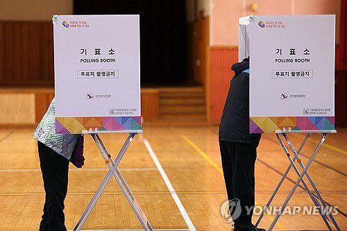 소중한 한표 행사(울산=연합뉴스) 장지현 기자 = 22대 국회의원 선거일인 10일 오전 울산 남구 옥동 제3투표소인 신정중학교 체육관에서 유권자들이 투표용지에 기표하고 있다. 2024.4.10 jjang23@yna.co.kr