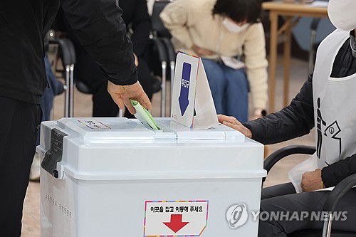 투표하는 손(제주=연합뉴스) 고성식 기자 = 제22대 국회의원 선거일인 10일 오전 제주시 동여중학교에 마련된 일도2동 제6투표소에서 유권자가 투표용지를 투표함에 넣고 있다. 2024.4.10 koss@yna.co.kr