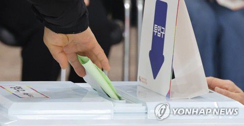 투표하는 손(제주=연합뉴스) 고성식 기자 = 제22대 국회의원 선거일인 10일 오전 제주시 동여중학교에 마련된 일도2동 제6투표소에서 유권자가 투표용지를 투표함에 넣고 있다. 2024.4.10 koss@yna.co.kr
