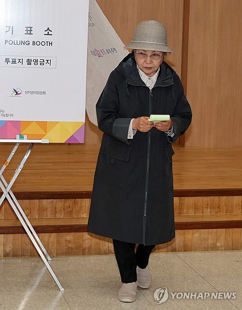 투표하는 권양숙 여사(김해=연합뉴스) 최병길 기자 = 고 노무현 전 대통령 부인 권양숙 여사가 제22대 총선 투표일인 10일 오전 경남 김해시 진영읍 한빛도서관 투표소에서 투표하고 있다. 2024.4.10 choi21@yna.co.kr