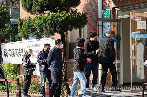 주권 행사의 날(청주=연합뉴스) 이성민 기자 = 제22대 국회의원 선거일인 10일 오전 충북 청주시 율량동의 한 투표소에서 시민들이 줄을 서고 있다. 2024.4.10 chase_arete@yna.co.kr