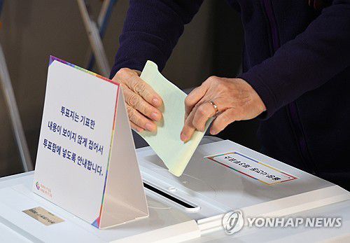 주권 행사의 날(청주=연합뉴스) 이성민 기자 = 제22대 국회의원 선거일인 10일 오전 충북 청주시 사창동의 한 투표소에서 시민들이 투표하고 있다. 2024.4.10 chase_arete@yna.co.kr