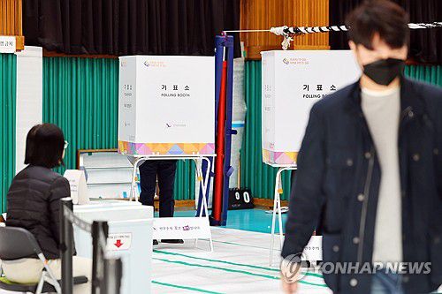 '결전의 날' 투표하는 시민(광주=연합뉴스) 정다움 기자 = 제22대 국회의원 선거일인 10일 오전 광주 서구 치평초등학교에 마련된 치평동 제2투표소에서 시민들이 투표하고 있다. 2024.4.10 daum@yna.co.kr