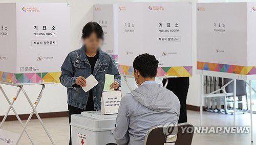 소중한 한표(대구=연합뉴스) 윤관식 기자 = 제22대 국회의원선거 투표일인 10일 대구 달성군 유가읍행정복지센터에 마련된 유가읍 제1투표소에서 한 유권자가 투표하고 있다. 2024.4.10 psik@yna.co.kr