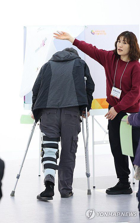 소중한 한표(부산=연합뉴스) 손형주 기자 = 10일 오전 부산 부산진구 부산진구청에 마련된 부암제1동 제4투표소에 다리가 불편한 한 유권자가 소중한 한표를 행사하고 있다. 2024.4.10 handbrother@yna.co.kr