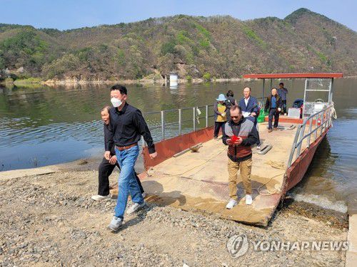 배 타고 투표소 가는 대청호 주민들(옥천=연합뉴스) 박병기 기자 = 대청호에 가로막혀 '육지 속의 섬'으로 불리는 충북 옥천군 옥천읍 오대리 주민들이 10일 오전 배를 타고 투표소로 향하고 있다. 2024.4.10 bgipark@yna.co.kr