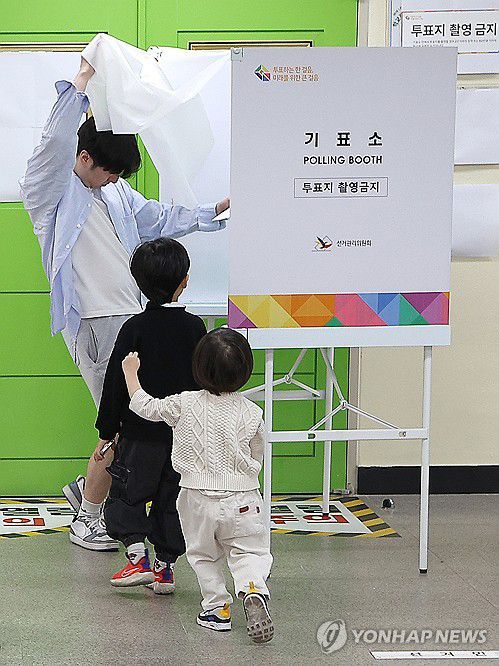 '투표가 궁금해'(대구=연합뉴스) 윤관식 기자 = 제22대 국회의원선거 투표일인 10일 대구 달성군 비슬초등학교에 마련된 유가읍 제3투표소에서 어린이들이 부모를 따라 기표소로 들어가고 있다. 2024.4.10 psik@yna.co.kr