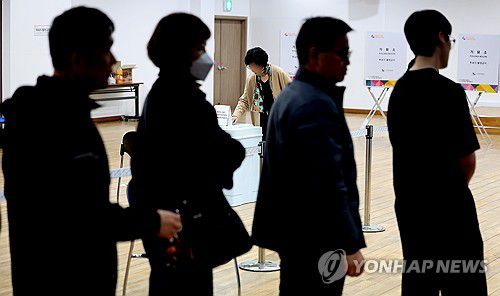 투표 기다리는 유권자와 투표 마친 유권자(서울=연합뉴스) 김도훈 기자 = 제22대 국회의원선거일인 10일 서울 영등포구 영등포아트홀에 마련된 당산1동 제4투표소를 찾은 유권자들이 투표하고 있다. 2024.4.10 superdoo82@yna.co.kr