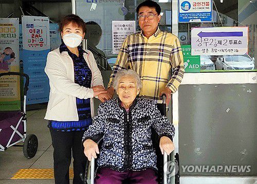 4·10 총선 투표한 양금덕 할머니(광주=연합뉴스) 제22대 국회의원 선거일인 10일 오전 광주 서구 쌍촌복지경로당에 마련된 상무2동 제2투표소에서 미쓰비시 근로정신대 강제동원 피해자인 양금덕 할머니가 투표를 마친 뒤 기념사진을 찍고 있다. 2024.4.10 [양금덕 할머니 제공. 재판매 및 DB 금지] daum@yna.co.kr