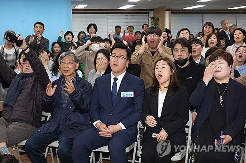 출구조사 확인한 노정현 후보(부산=연합뉴스) 박성제 기자 = 10일 부산 연제구에 마련된 진보당 노정현 후보 개표 상황실에서 연제구에 출마한 노 후보와 지지자들이 출구조사 결과를 바라보며 아쉬운 표정을 짓고 있다. 2024.4.10 psj19@yna.co.kr