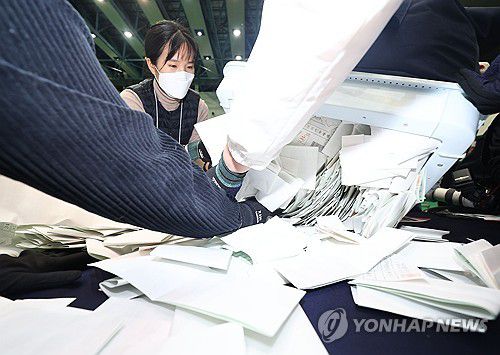 선거 종료, 개표 시작(서울=연합뉴스) 류영석 기자 = 제22대 국회의원선거 투표일인 10일 오후 서울 관악구 서울대학교 종합체육관에 마련된 총선 개표소에서 개표 작업이 진행되고 있다. 2024.4.10 ondol@yna.co.kr