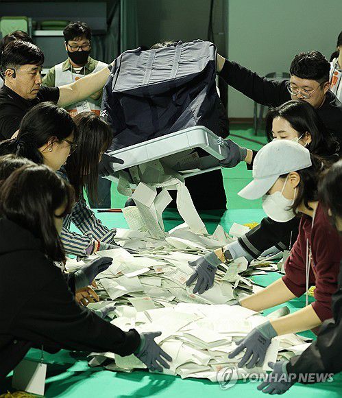 쏟아지는 투표용지(울산=연합뉴스) 김용태 기자 = 제22대 국회의원 선거일인 10일 오후 울산시 남구 문수체육관에 마련된 개표소에서 개표 작업이 이뤄지고 있다. 2024.4.10 yongtae@yna.co.kr