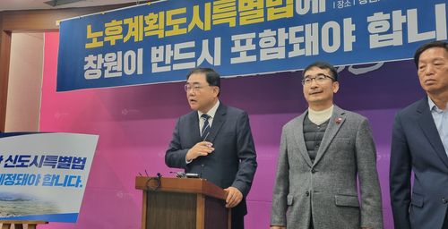 민선 8기 창원시 감사 비판하는 허성무 전 창원시장(창원=연합뉴스) 허성무 전 창원시장이 지난해 11월 15일 경남 창원시청 프레스센터에서 기자회견을 열고 발언하고 있다. 허 전 시장은 이 자리에서 민선 8기 창원시가 공개한 감사 결과 등을 두고 "선거 개입"이라며 반발했다. [연합뉴스 자료사진]