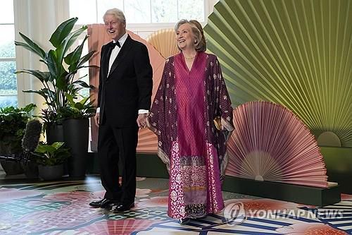 국빈만찬장 입구에서 기자들과 대화하는 빌 클린턴과 힐러리 클린턴(AP 연합뉴스)