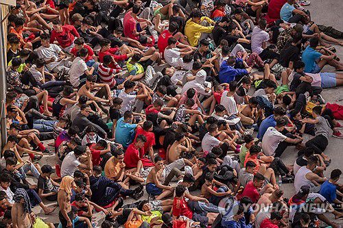스페인 입국 기다리는 난민들[AP 연합뉴스 자료사진. 재판매 및 DB 금지]