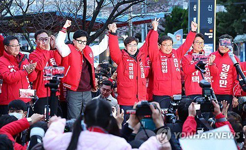 부산 낙동강 벨트 찾은 한동훈(부산=연합뉴스) 손형주 기자 = 국민의힘 한동훈 비상대책위원장이 26일 오후 부산 사하구 신평역 앞을 찾아 조경태 사하을 후보와 함께 지지를 호소하고 있다. 2024.3.26 handbrother@yna.co.kr