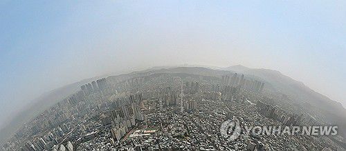 대구 도심 뒤덮은 미세먼지(대구=연합뉴스) 윤관식 기자 = 황사 유입으로 미세먼지가 매우나쁨 수준을 보인 29일 대구 도심이 미세먼지로 인해 뿌옇게 보이고 있다. (사진은 드론으로 구형 파노라마 촬영 후 편집하였음). 2024.3.29 psik@yna.co.kr