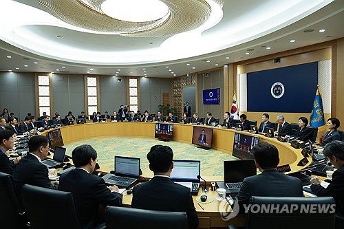 윤석열 대통령, 국무회의 주재(세종=연합뉴스) 홍해인 기자 = 윤석열 대통령이 2일 정부세종청사에서 열린 국무회의를 주재하며 발언하고 있다. 2024.4.2 hihong@yna.co.kr