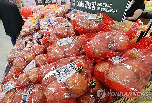 사과 소매가격 한 달 새 18.3% 하락(서울=연합뉴스) 이재희 기자 = 한국농수산식품유통공사(aT) 농산물유통정보에 따르면 지난 5일 기준 사과(후지·상품) 10개 소매가격은 2만4천286원으로 한 달 전과 비교해 18.3% 내렸다. 이는 정부가 소비자 부담을 낮추기 위해 각 유통사에 사과 납품단가와 할인행사를 지원한 데 따른 것이다. 사진은 8일 서울의 한 대형마트에 진열된 사과. 2024.4.8 scape@yna.co.kr
