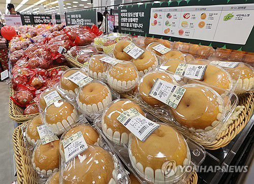 여전히 비싼 배(서울=연합뉴스) 이재희 기자 = 한국농수산식품유통공사(aT) 농산물유통정보에 따르면 5일 기준 배(신고·상품) 10개 소매가격은 4만3천312원으로, 한 달 전(4만3천145원) 수준을 유지했으나, 1년 전과 비교하면 62.2% 비싸다. 사진은 8일 서울의 한 대형마트에 진열된 배. 2024.4.8 scape@yna.co.kr