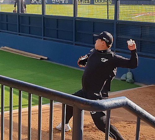 불펜에서 투구하는 류현진(서울=연합뉴스) 김경윤 기자 = 한화 이글스 류현진이 9일 서울 잠실구장에서 열리는 두산 베어스와 방문 경기를 앞두고 불펜에서 투구 훈련을 하고 있다. 2024.4.9 cycle@yna.co.kr