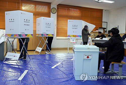 투표하는 유권자들(제주=연합뉴스) 전지혜 기자 = 제22대 국회의원 선거일인 10일 오전 제주시 삼양초등학교 교실에 마련된 삼양동 제2투표소에서 유권자들이 투표하고 있다. 2024.4.10 atoz@yna.co.kr