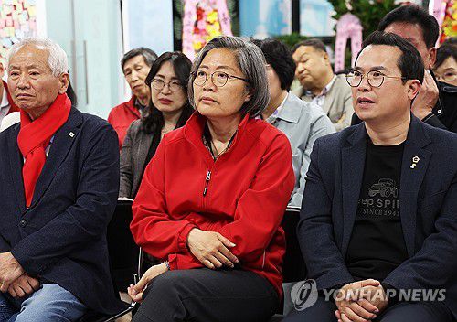 개표방송 보는 이수정 후보(수원=연합뉴스) 홍기원 기자 = 제22대 국회의원선거 수원정에 출마한 국민의힘 이수정 후보가 10일 오후 경기도 수원시 영통구 선거사무소에서 개표방송을 보고 있다. 2024.4.10 xanadu@yna.co.kr