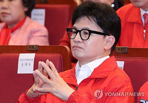 출구조사 결과 보는 한동훈 총괄선대위원장(서울=연합뉴스) 한종찬 기자 = 국민의힘 한동훈 총괄선대위원장이 10일 서울 여의도 국회도서관에 마련된 국민의힘 제22대 국회의원선거 개표상황실에서 출구조사 결과를 시청하고 있다. 2024.4.10 [공동취재] saba@yna.co.kr