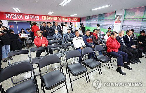출구조사 결과발표 방송 보는 원희룡 후보 선거사무소 관계자들(인천=연합뉴스) 임순석 기자 = 제22대 국회의원 선거일인 10일 오후 인천 계양을에 출마한 국민의힘 원희룡 후보 선거사무소에서 캠프 관계자들이 출구조사 결과발표 방송을 지켜보고 있다. 2024.4.10 soonseok02@yna.co.kr