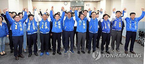 환호하는 민주당 전북 후보들(전주=연합뉴스) 최영수 기자 = 더불어민주당 전북 총선 후보들이 10일 오후 전주시 도당 사무실에서 승리를 확신하며 환호하고 있다. 2024.4.10 kan@yna.co.kr