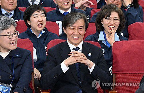 미소짓는 조국 대표(서울=연합뉴스) 한상균 기자 = 조국혁신당 조국 대표가 10일 국회에서 총선 출구조사 결과 발표를 보고 있다. 2024.4.10 [공동취재] xyz@yna.co.kr