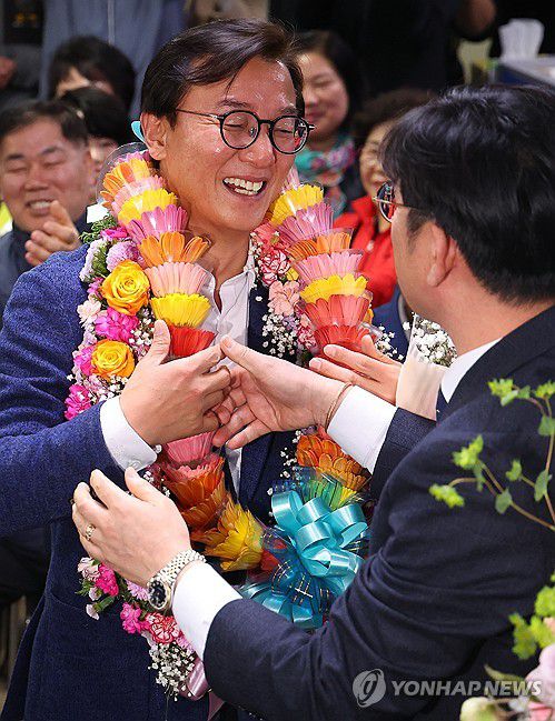 환하게 웃는 전재수(부산=연합뉴스) 손형주 기자 = 제22대 국회의원선거일인 10일 오후 부산 북구갑 출마한 더불어민주당 전재수 후보가 자신의 선거사무소에서 당선이 유력하자 꽃다발을 받으며 환하게 웃고 있다. 2024.4.11 handbrother@yna.co.kr