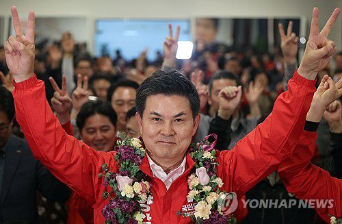 김태호 낙동강벨트서 당선 '확실'(양산=연합뉴스) 김동민 기자 = 국민의힘 김태호 경남 양산을 후보가 11일 오전 양산시 자신의 선거사무소에서 '당선 확실'이 뜨자 지지자에게 인사하고 있다. 2024.4.11 image@yna.co.kr