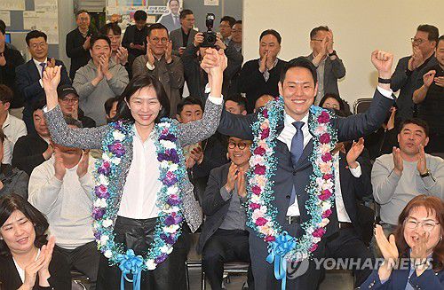 환호하는 김한규 후보(제주=연합뉴스) 제22대 국회의원선거 제주시을 선거구에 출마한 더불어민주당 제주시을 김한규 후보가 11일 오전 제주시 이도2동 선거사무실에서 당선이 확정되자 꽃목걸이를 걸고 세리머니를 하고 있다. 2024.4.11 [제주도사진기자회] jihopark@yna.co.kr