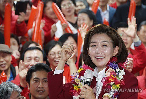 기뻐하는 나경원 후보(서울=연합뉴스) 신준희 기자 = 서울 동작을에서 당선이 확실해진 국민의힘 나경원 후보가 11일 동작구 선거사무소에서 소감을 말하고 있다. 2024.4.11 hama@yna.co.kr